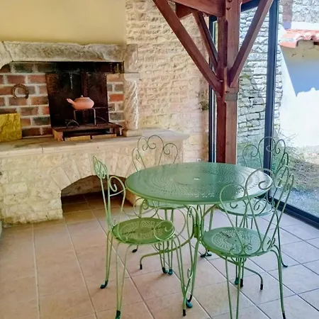 Дом отдыха La Fontaine Aux Fees Tusson